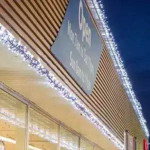 300 LED connectable cluster Christmas lights in ice white roofline display